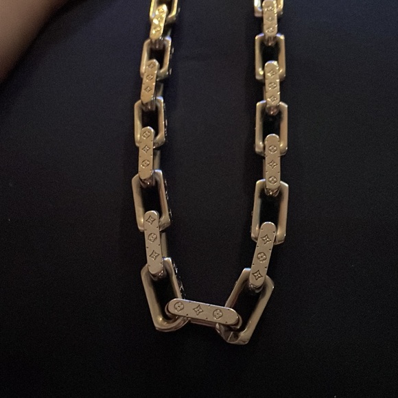 LOUIS VUITTON Corrier chain monogram LV M64196 Silver
 only been worn twice $800 - Picture 1 of 8